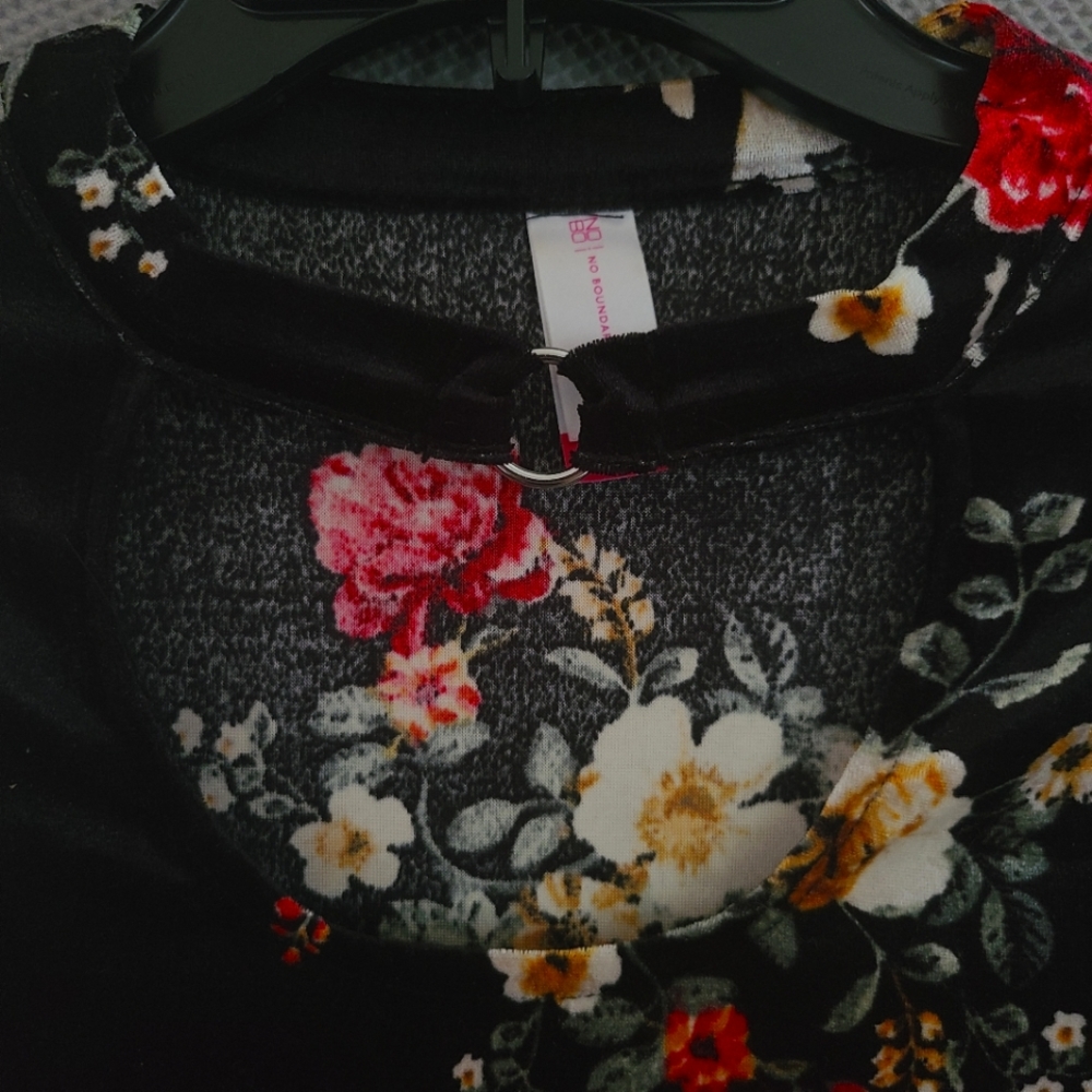 No Boundaries Women's Shirt, Floral Shirt, Keyhole Shirt, Long Sleeve Shirt - Picture 4 of 5